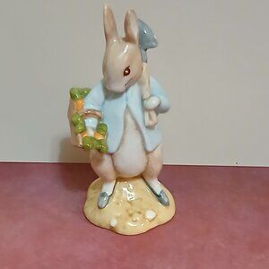 Rare Beswick Royal Doulton "Peter Rabbit Gardening" Figurine 1997-England